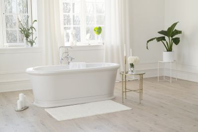 Refinished Tub with Accessories